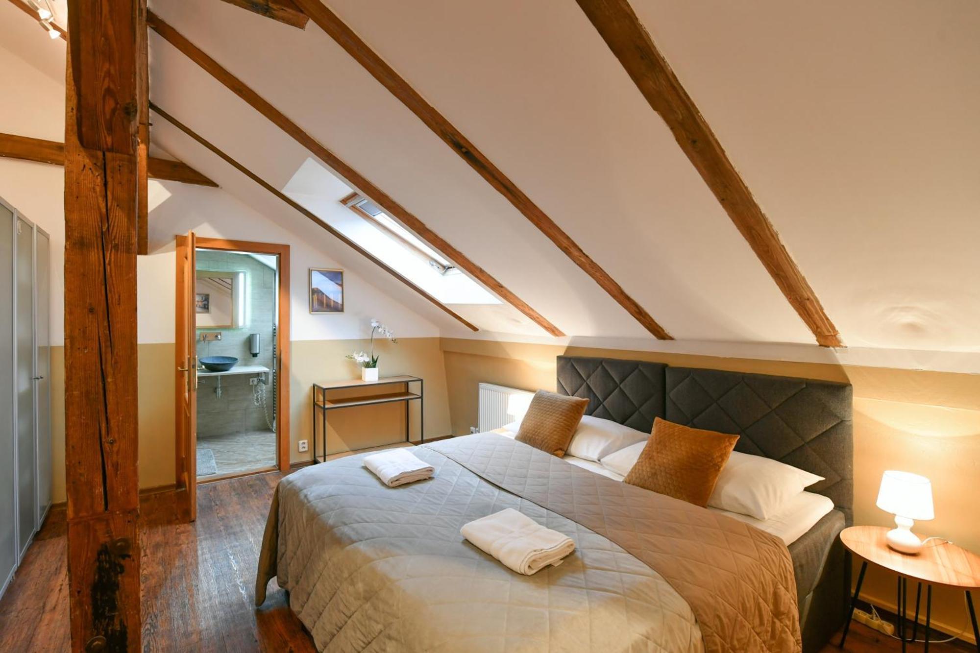 Amazing Charles Bridge Apartment Prag Exteriör bild