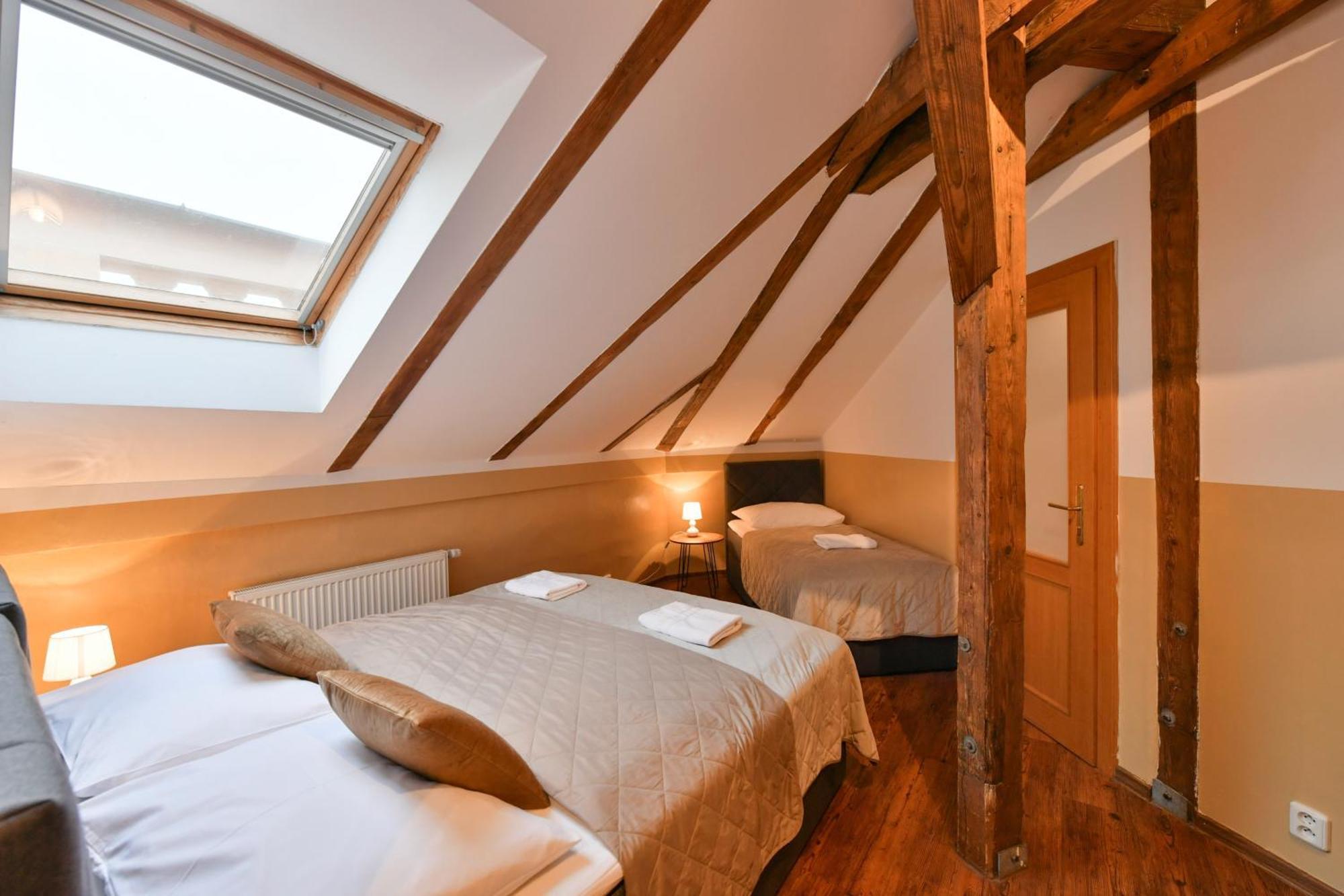 Amazing Charles Bridge Apartment Prag Exteriör bild