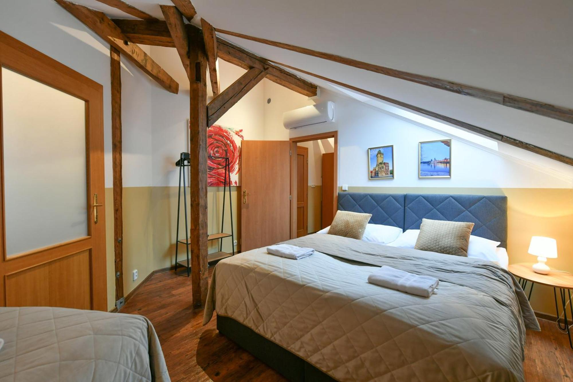 Amazing Charles Bridge Apartment Prag Exteriör bild