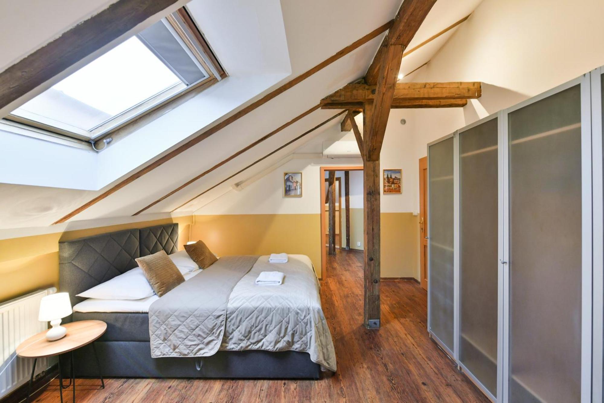 Amazing Charles Bridge Apartment Prag Exteriör bild