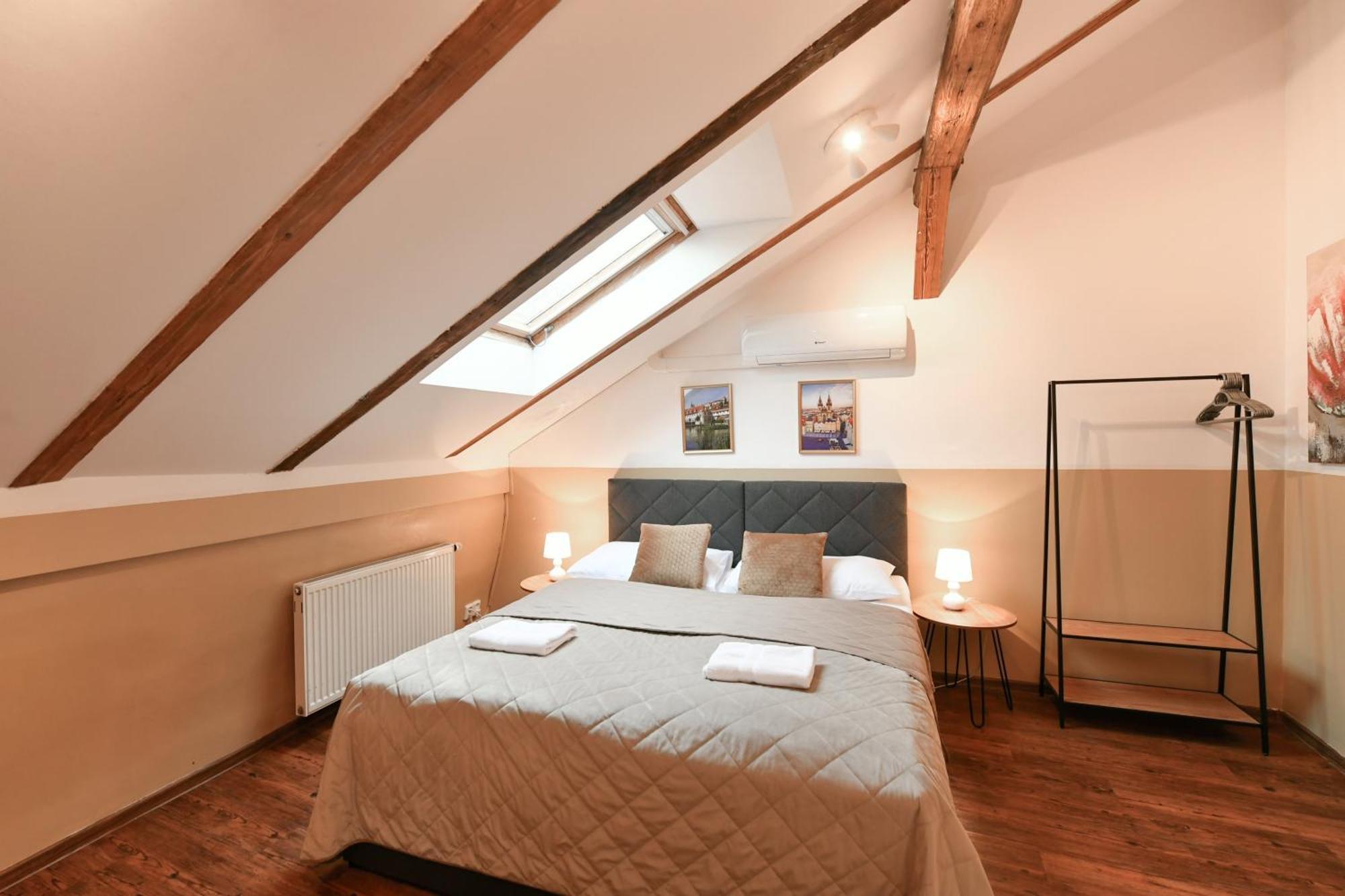 Amazing Charles Bridge Apartment Prag Exteriör bild