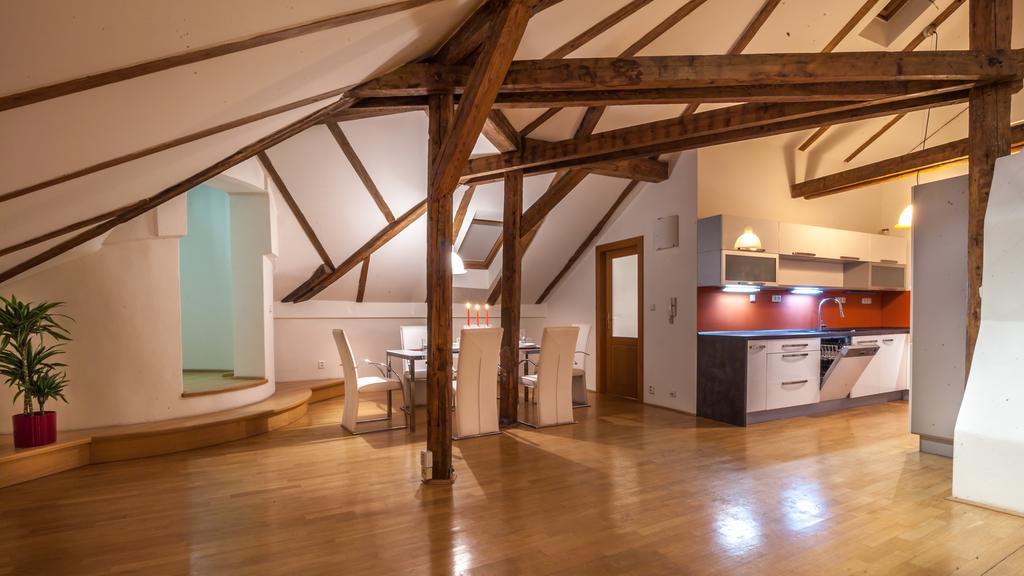 Amazing Charles Bridge Apartment Prag Rum bild