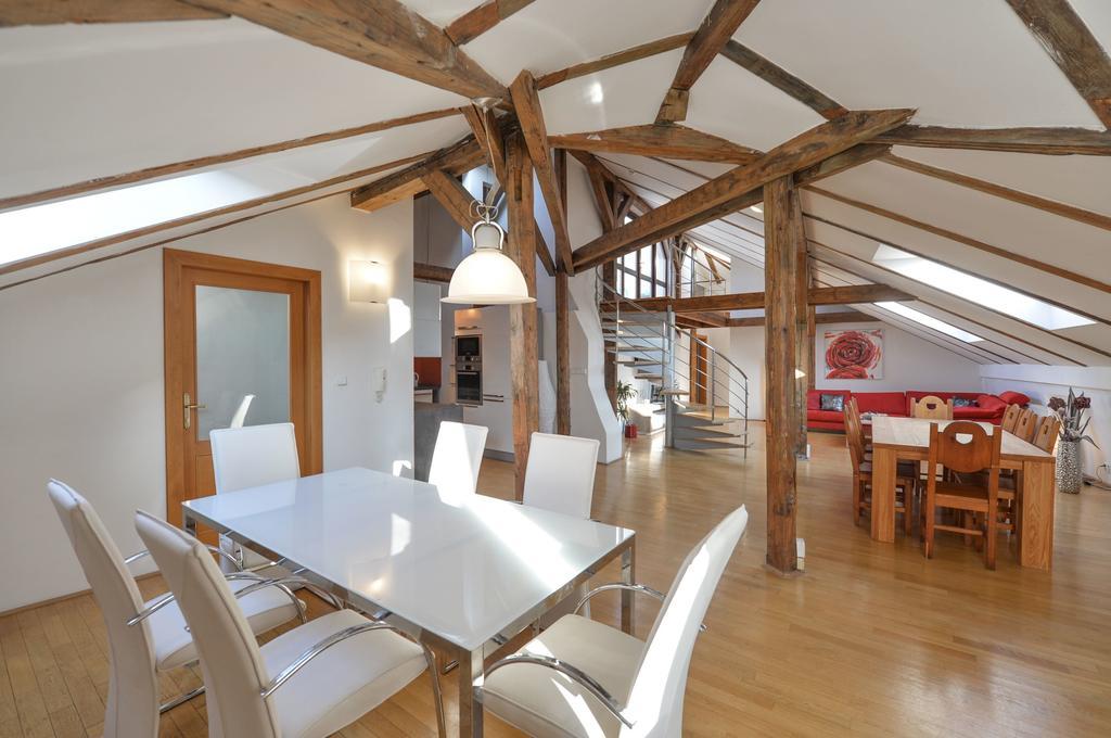 Amazing Charles Bridge Apartment Prag Exteriör bild