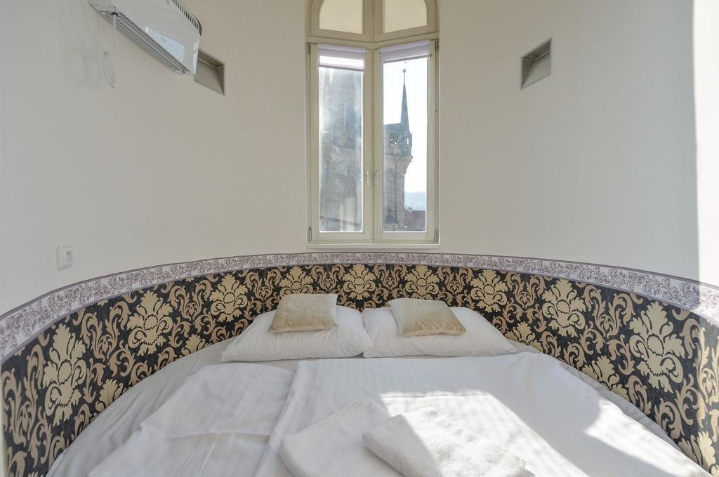 Amazing Charles Bridge Apartment Prag Exteriör bild