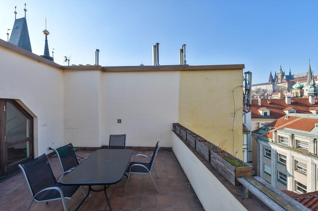 Amazing Charles Bridge Apartment Prag Exteriör bild